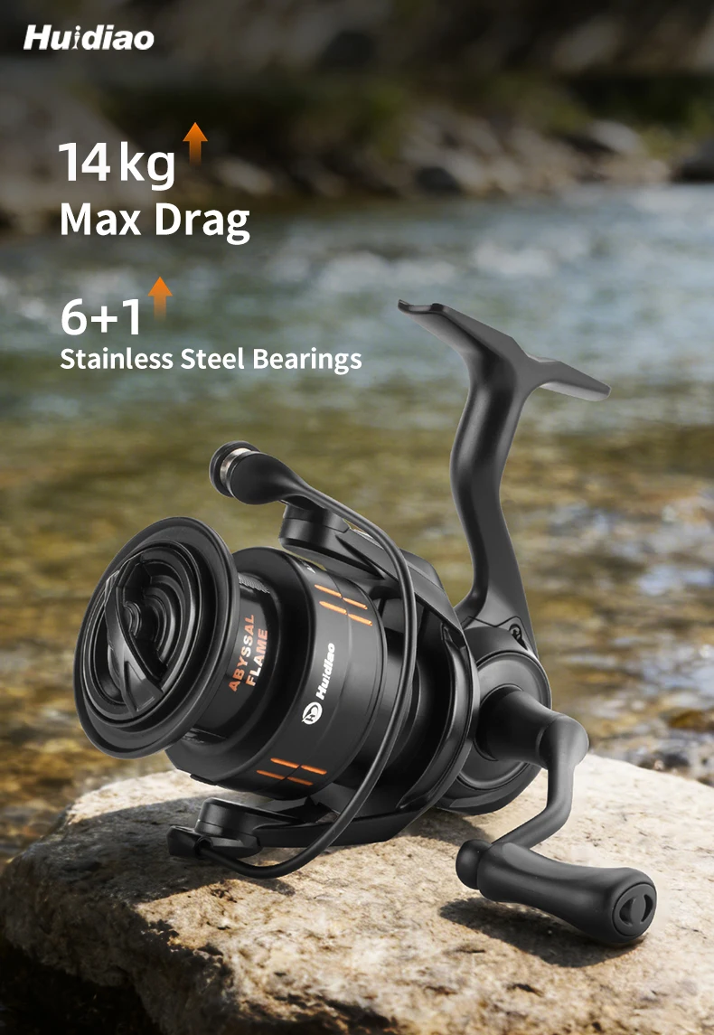 Carrete giratorio en uso para pesca finesse