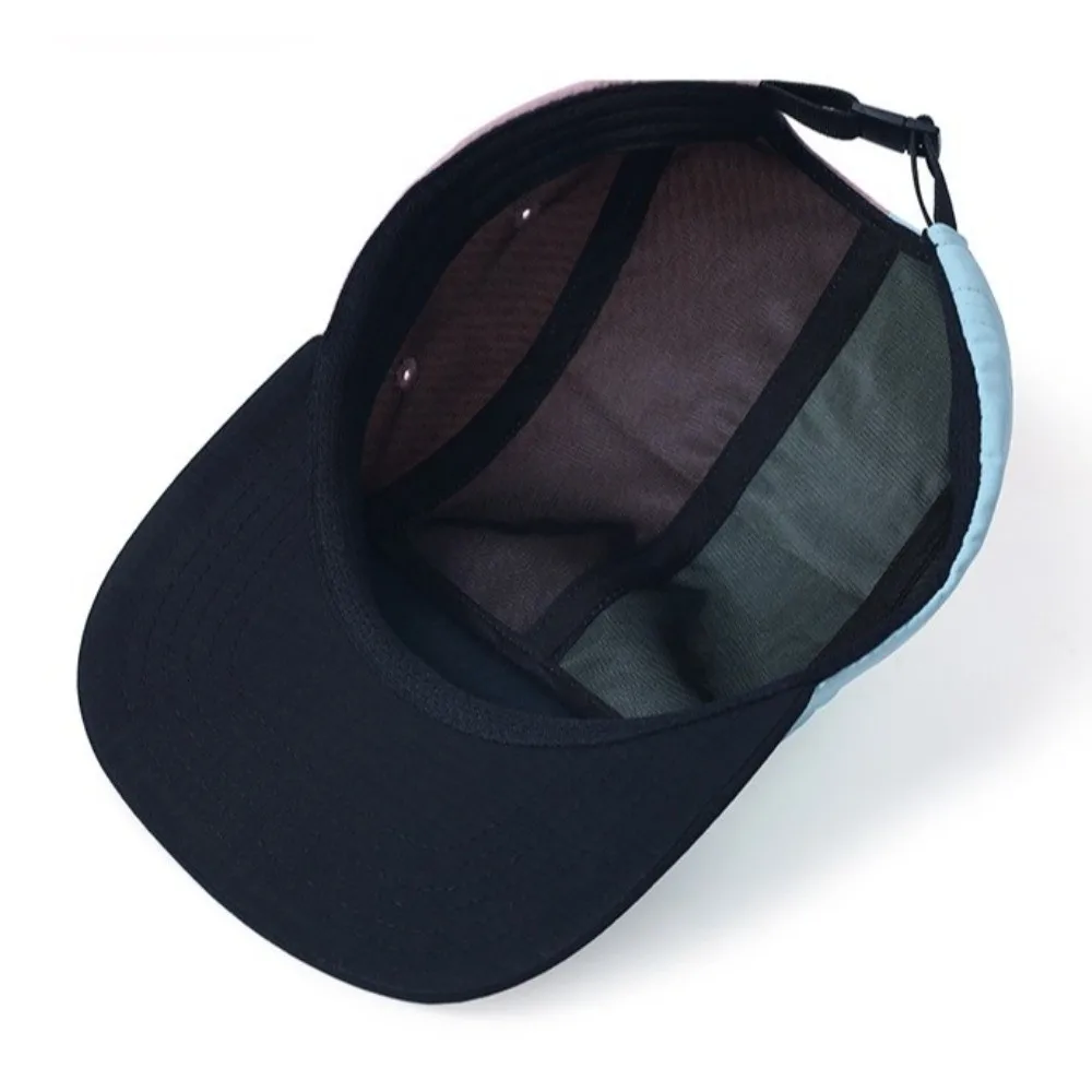 Vista de la gorra con colores combinados