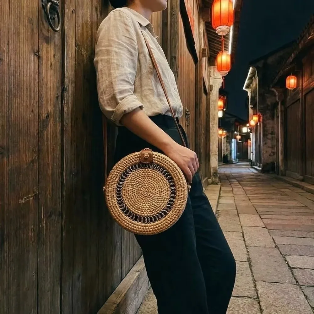 Bolso redondo y diseño bohemio