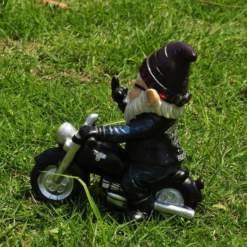 Figura motociclista en el jardín