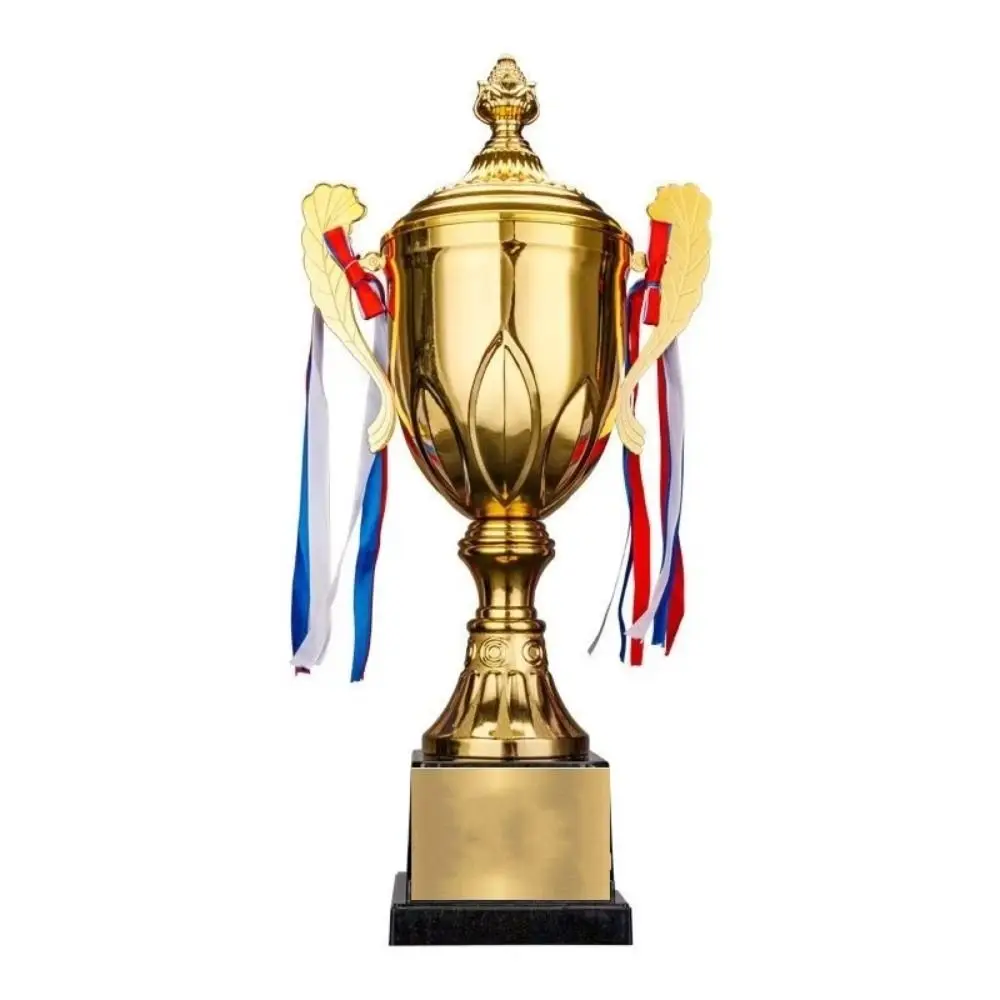 Detalle del trofeo metálico en colores oro, plata y bronce