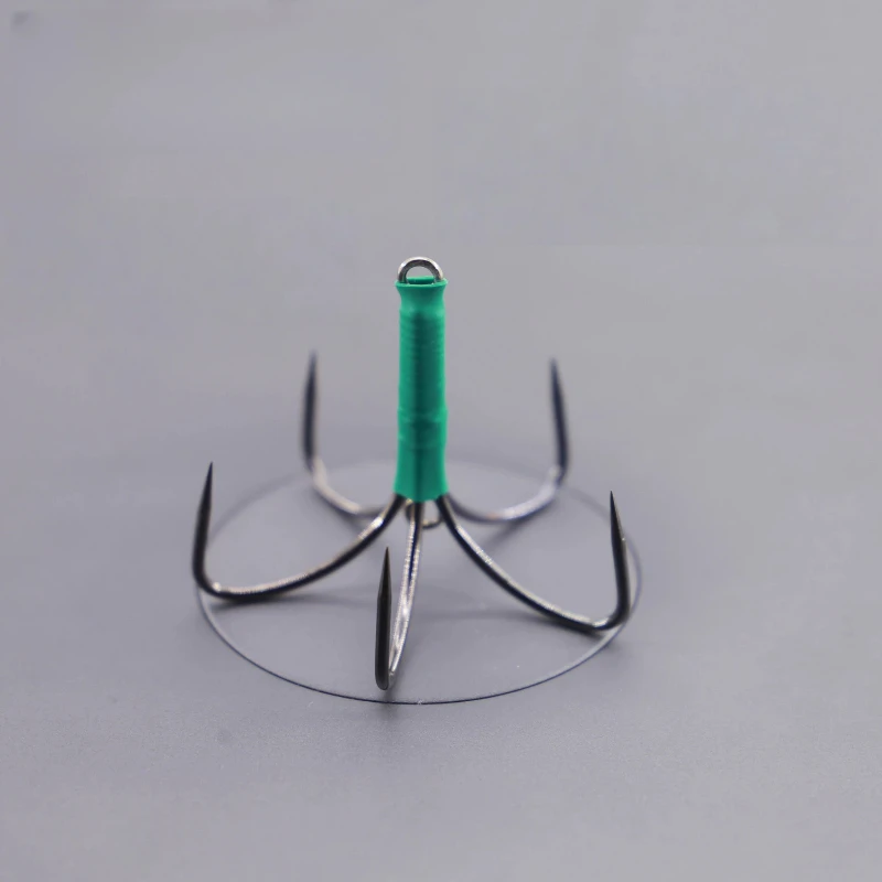 Detalle de los anzuelos triples plateados con doble anillo