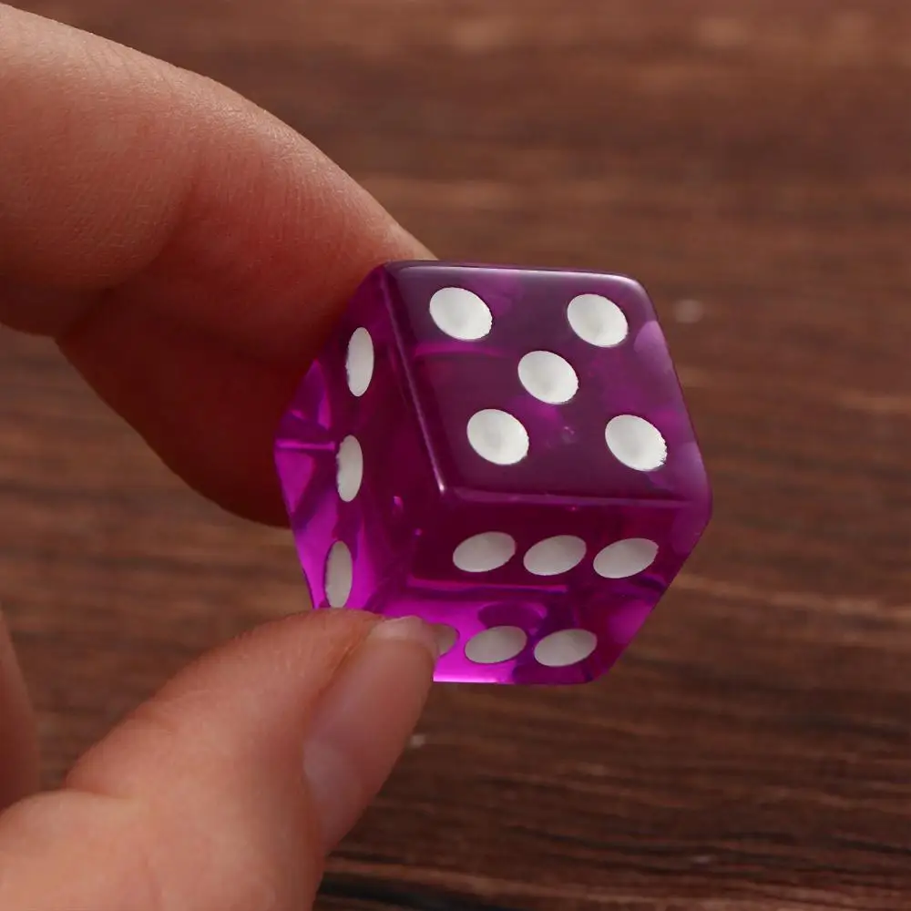 Dados de acrílico transparente en uso sobre una mesa de juego