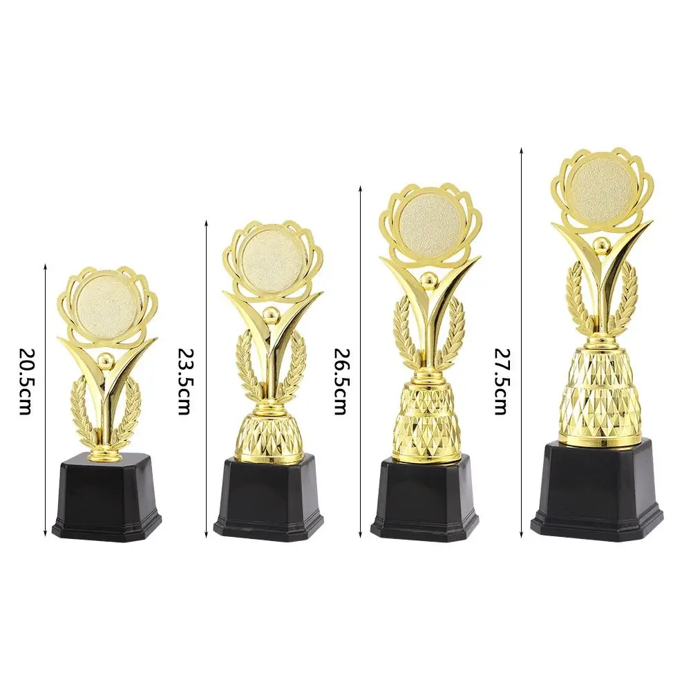 Trofeo dorado de gran tamaño