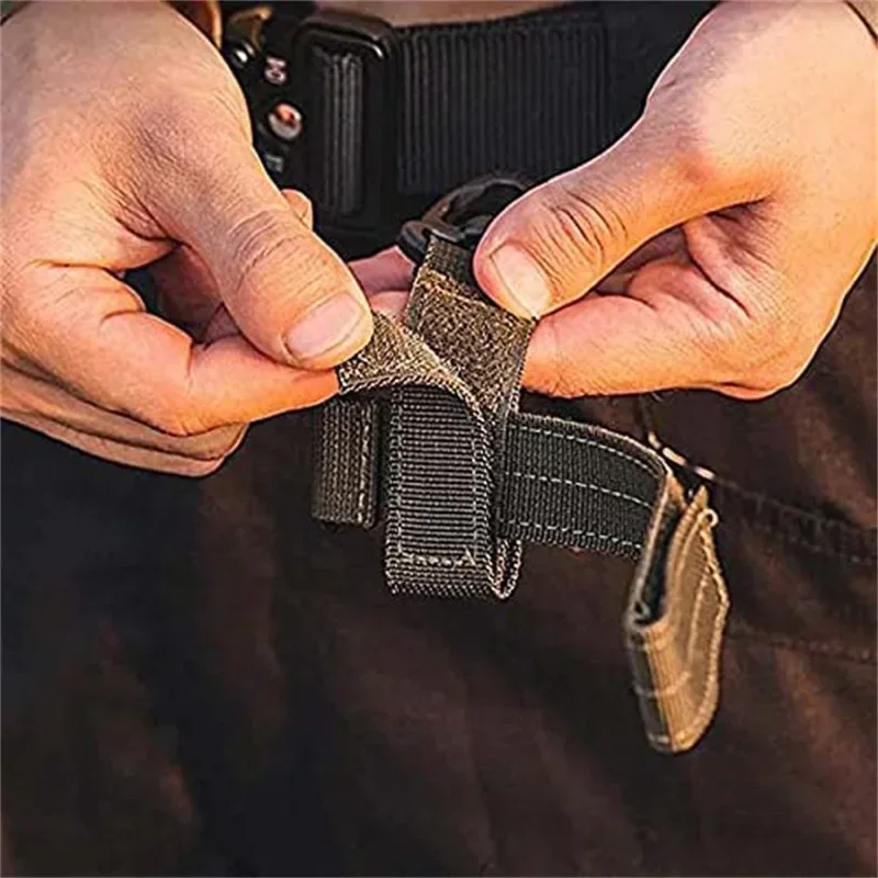 Guantes tácticos sujetos al cinturón