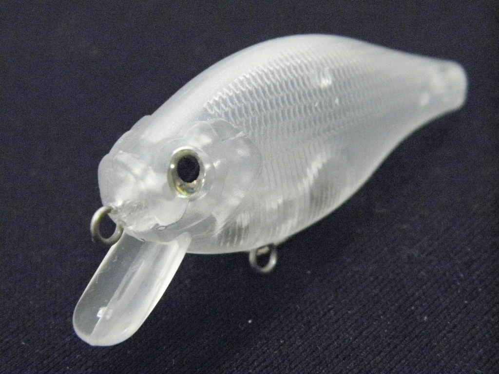 Detalle del perfil plano y la forma ancha del crankbait