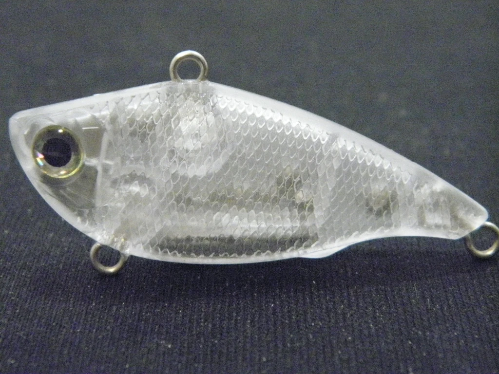 Señuelo lipless en vista lateral mostrando el cuerpo translúcido
