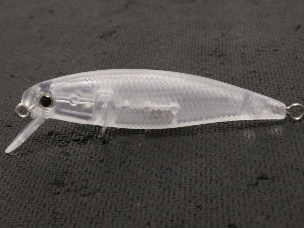 Señuelo minnow transparente y compacto