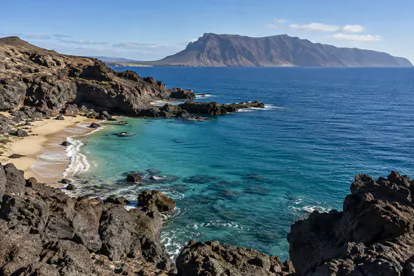 Costa volcánica de paisaje canario junto al océano Atlántico