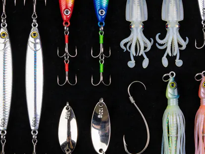 Variedad de jigs metálicos para pesca vertical mostrando diferentes formas y pesos.