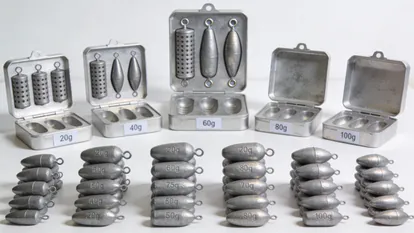 Moldes de aluminio para fabricar plomos de pesca con varios plomos ya terminados.