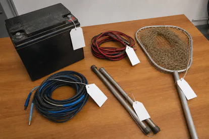 Batería, cables, barras y sacadera intervenidos como material de pesca eléctrica ilegal.
